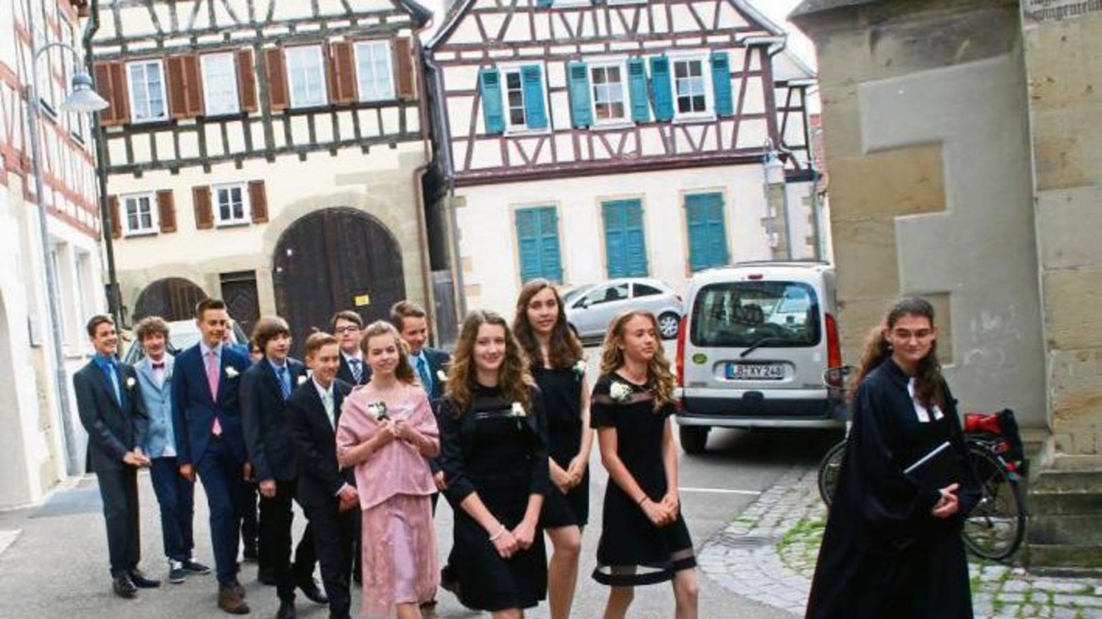 Konfirmationssonntag in Vaihingen: Pfarrerin Ira Philipp führt die 13-köpfige Schar in die