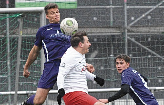 Für Johannes Wizemann (Mitte) heißt es heute Abend, mit dem TSV Nussdorf gegen Hessigheim zu bestehen. Foto: Leitner