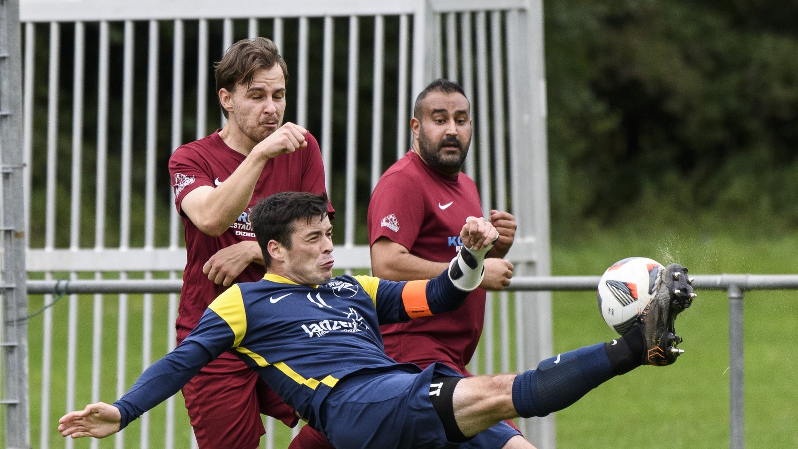 SVR-Kapitän Patrick Gebhardt (vorne) versucht sich gegen die Enzweihinger Lukas Pfeiffer (links) und Bekir Tekin. Am Ende steht ein 3:1-Sieg des TSV im Strudelbachtal. Foto: Leitner SVR-Kapitän Patrick Gebhardt (vorne) versucht sich gegen die Enzweihinger Lukas Pfeiffer (links) und Bekir Tekin. Am Ende steht ein 3:1-Sieg des TSV im Strudelbachtal. Foto: Leitner
