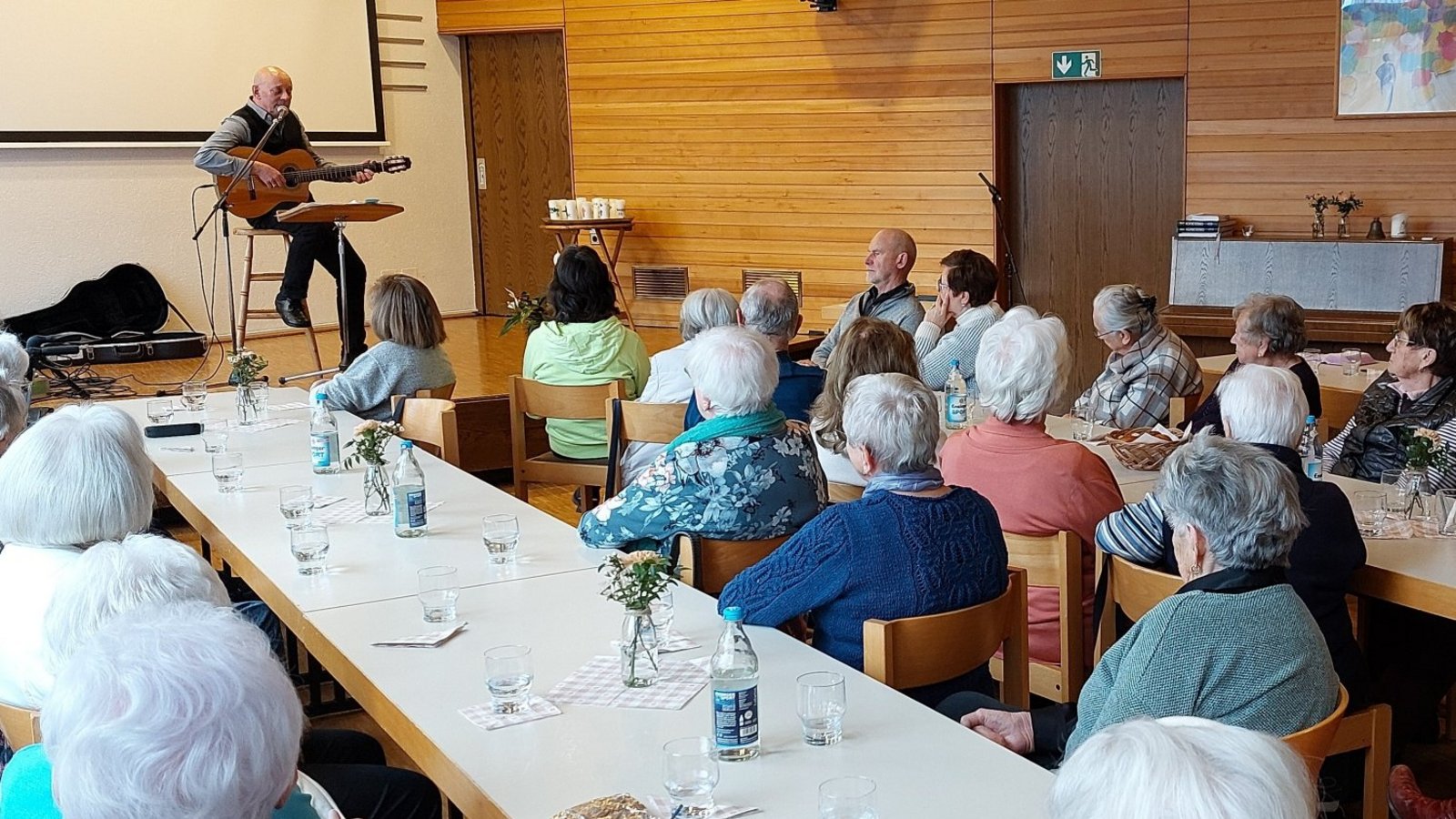 Thomas Knodel sorgt mit seinen unterhaltsamen und zum Nachdenken anregenden Liedern für einen gelungenen Seniorennachmittag in Horrheim. Foto: Leins Thomas Knodel sorgt mit seinen unterhaltsamen und zum Nachdenken anregenden Liedern für einen gelungenen Seniorennachmittag in Horrheim. Foto: Leins
