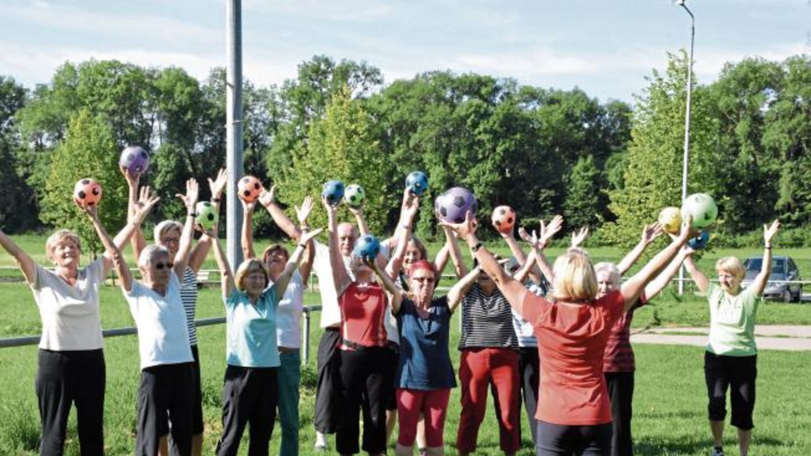 Am Vaihinger Badplatz macht die Morgengymnastik auch in den Sommerferien sichtlich viel Spaß.  Foto: Kathariner