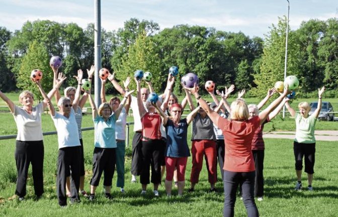 Am Vaihinger Badplatz macht die Morgengymnastik auch in den Sommerferien sichtlich viel Spaß.  Foto: Kathariner