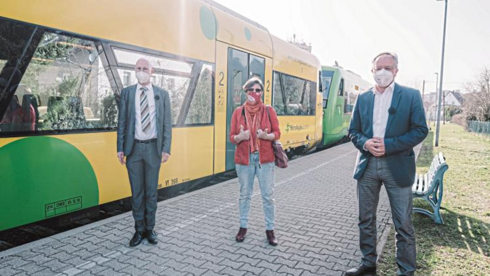 Andreas Stoch (rechts) auf Tour im Wahlkreis Vaihingen. Links Torsten Liebig, in der Mitte Zweitkandidatin Anita Götz. Foto: p Andreas Stoch (rechts) auf Tour im Wahlkreis Vaihingen. Links Torsten Liebig, in der Mitte Zweitkandidatin Anita Götz. Foto: p