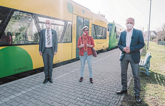 Andreas Stoch (rechts) auf Tour im Wahlkreis Vaihingen. Links Torsten Liebig, in der Mitte Zweitkandidatin Anita Götz. Foto: p
