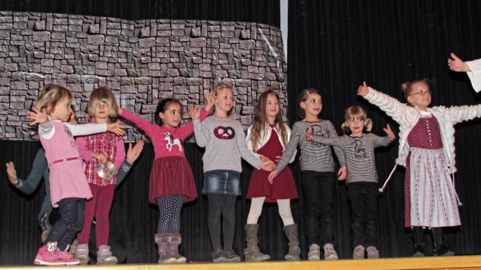 Mit viel Spaß sind die Kinder bei der Weihnachtsfeier in Eberdingen dabei. Fotos: p
