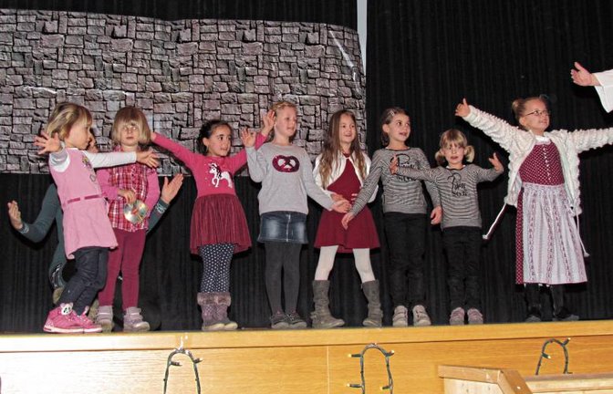 Mit viel Spaß sind die Kinder bei der Weihnachtsfeier in Eberdingen dabei. Fotos: p