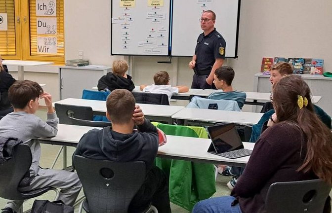 Bei der Aktion „Polizist gibt Auskunft“ erfahren die Schüler auch, welche Gesetze bei Fehlverhalten mit dem E-Roller greifen.  <span class='image-autor'>Foto: p</span>
