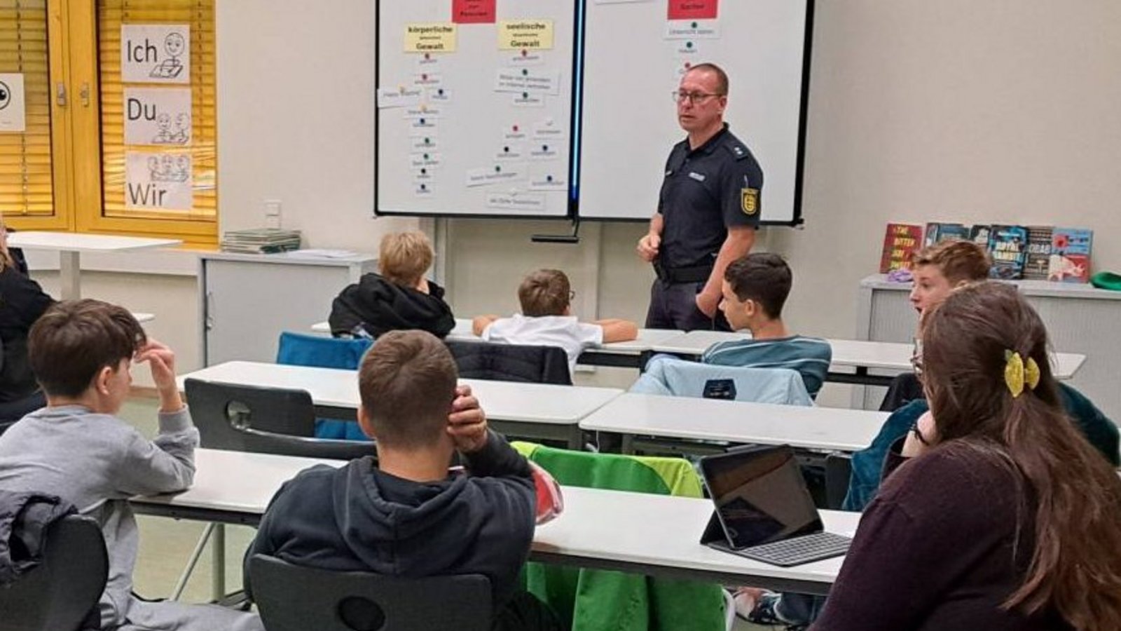Bei der Aktion „Polizist gibt Auskunft“ erfahren die Schüler auch, welche Gesetze bei Fehlverhalten mit dem E-Roller greifen. Foto: p Bei der Aktion „Polizist gibt Auskunft“ erfahren die Schüler auch, welche Gesetze bei Fehlverhalten mit dem E-Roller greifen. Foto: p