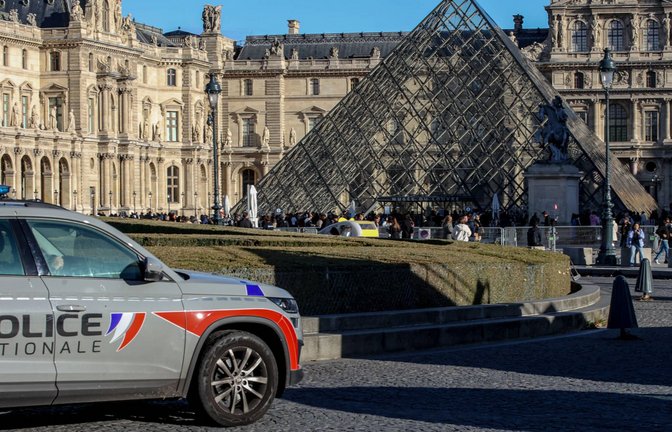 Polizei vor dem Louvre.<span class='image-autor'>Foto: imago//Sadak Souici</span>