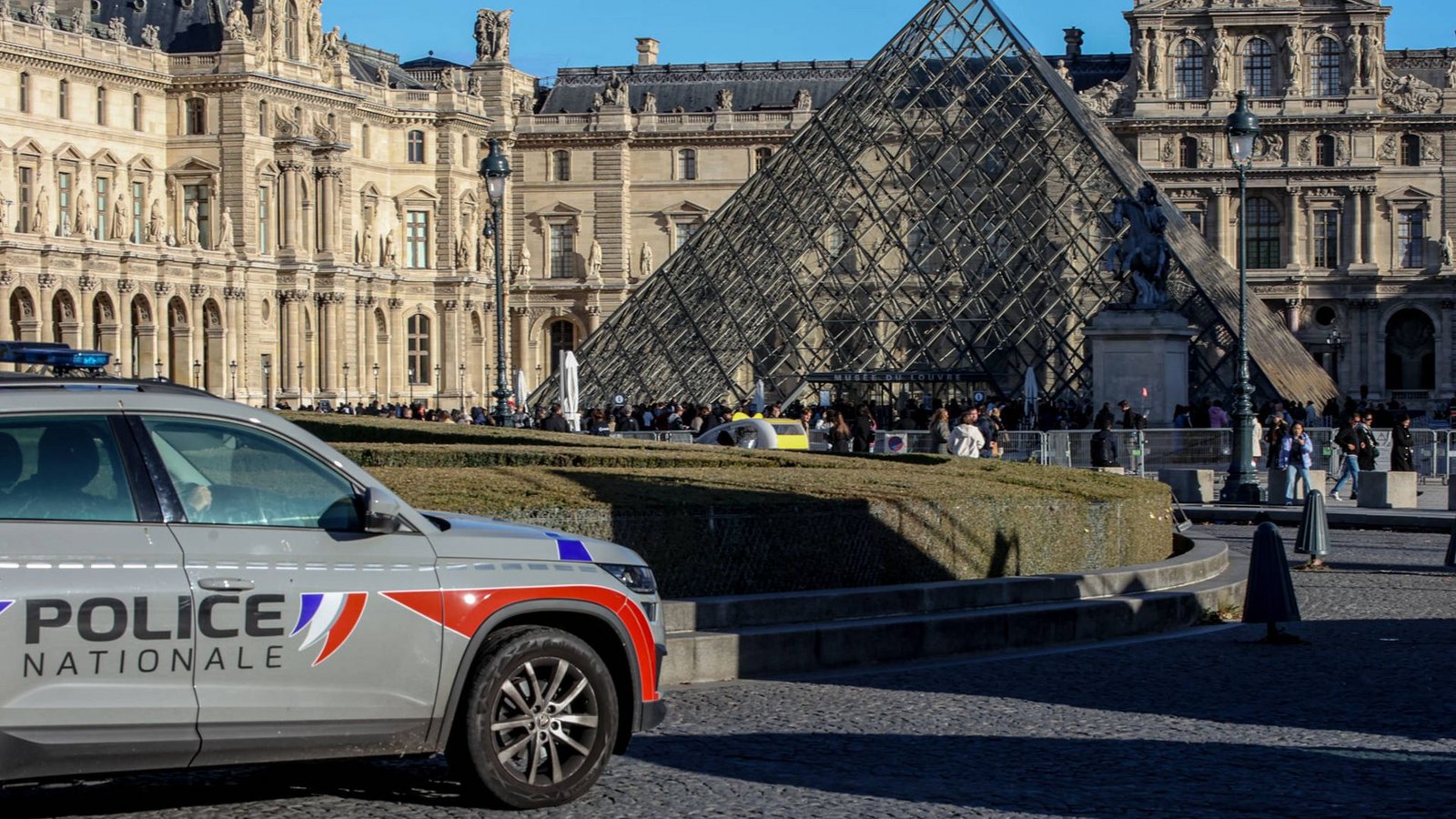 Polizei vor dem Louvre.Foto: imago//Sadak Souici Polizei vor dem Louvre.Foto: imago//Sadak Souici