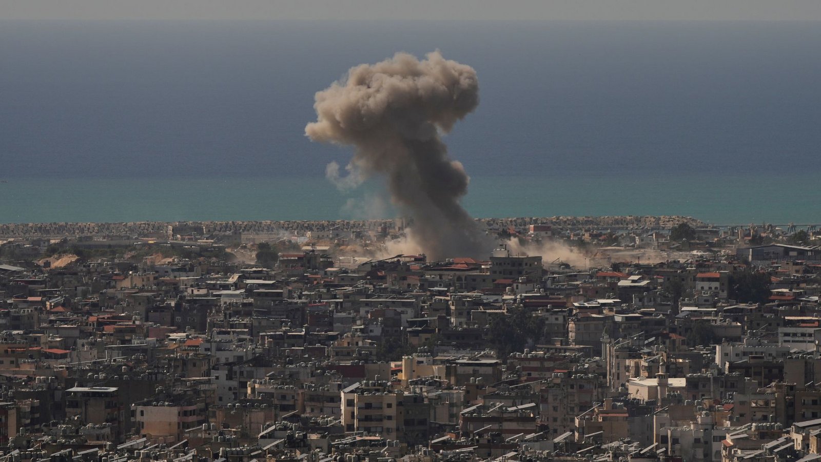 Israel hat die Angriffe in Beiruts Vororten seit einer offiziellen Waffenruhe im April eigentlich reduziert. (Archivbild)Foto: Hassan Ammar/AP/dpa Israel hat die Angriffe in Beiruts Vororten seit einer offiziellen Waffenruhe im April eigentlich reduziert. (Archivbild)Foto: Hassan Ammar/AP/dpa
