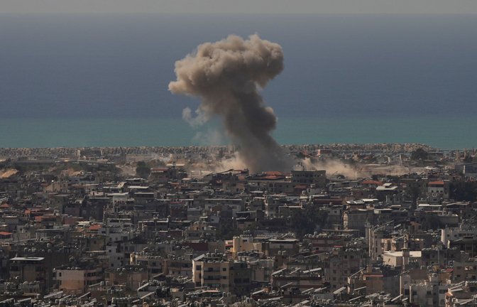Israel hat die Angriffe in Beiruts Vororten seit einer offiziellen Waffenruhe im April eigentlich reduziert. (Archivbild)<span class='image-autor'>Foto: Hassan Ammar/AP/dpa</span>