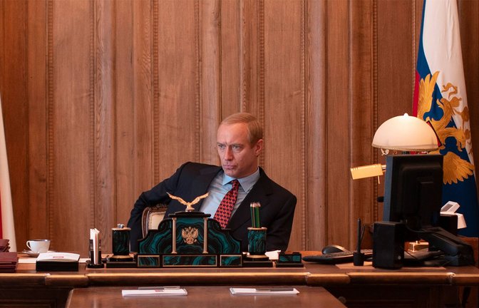 Jude Law als Wladimir Putin in „Der Magier im Kreml“.<span class='image-autor'>Foto: IMAGO/Landmark Media</span>