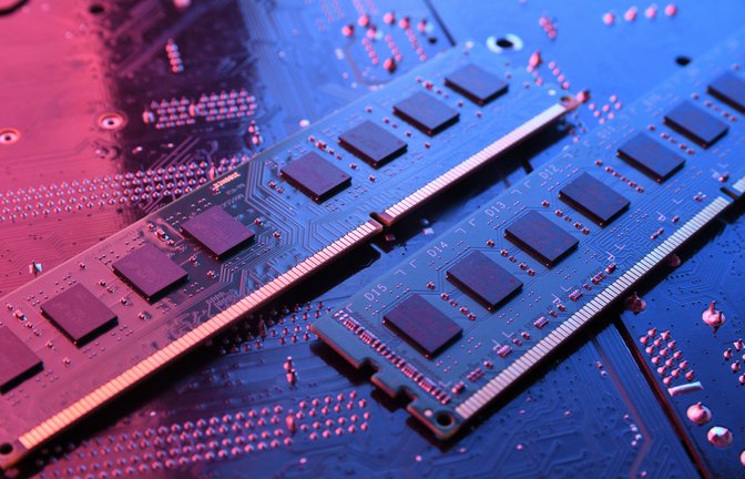 Die Preise für Arbeitsspeicher steigen rasant. Oft sind RAM-Riegel sogar ausverkauft. Was hinter der RAM-Krise steckt und wann sich die Preise wieder normalisieren könnten.<span class='image-autor'>Foto: Zoomik / Shutterstock.com</span>