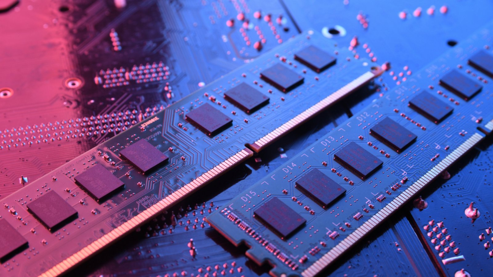 Die Preise für Arbeitsspeicher steigen rasant. Oft sind RAM-Riegel sogar ausverkauft. Was hinter der RAM-Krise steckt und wann sich die Preise wieder normalisieren könnten.Foto: Zoomik / Shutterstock.com