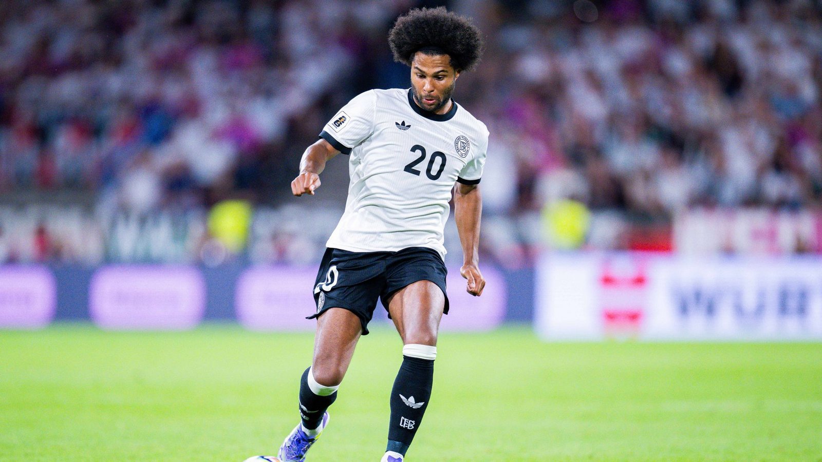 Serge Gnabry (Note 3,5): Überragend waren zuletzt die Leistungen beim FC Bayern, überragend war sein Auftritt in der DFB-Elf am Freitag gegen Luxemburg in Sinsheim – jetzt legte der Offensivmann in Belfast aber nicht in dieser Form nach. Wieder war er viel unterwegs, aber lange nicht so gefährlich und voller Esprit wie zuletzt. Scheiterte mit seinem strammen Schuss ins kurze Eck am nordirischen Keeper in Minute 70.Foto: IMAGO/Noah Wedel