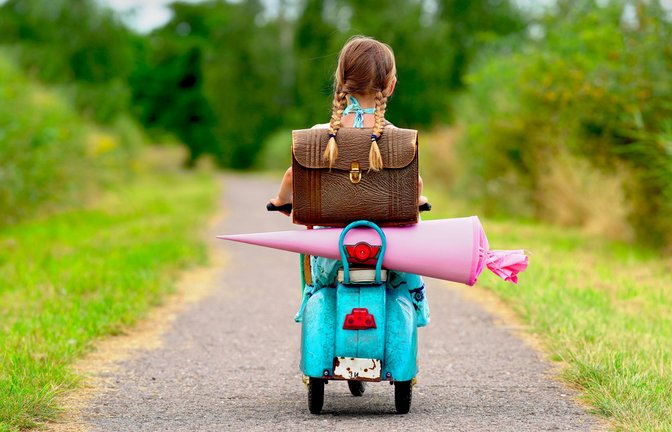 Sieht cool aus, aber entspricht nicht ganz den Empfehlungen  für einen sicheren Schulweg.<span class='image-autor'>Foto: AdobeStock/Jenny Sturm</span>