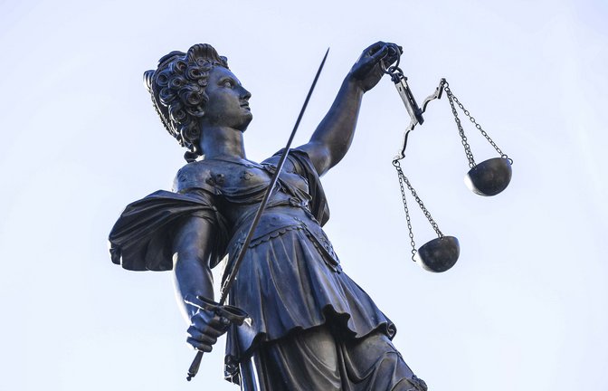 Auch im Bereich von Justitia hapert es mit der Gleichberechtigung.<span class='image-autor'>Foto: dpa/Arne Dedert</span>