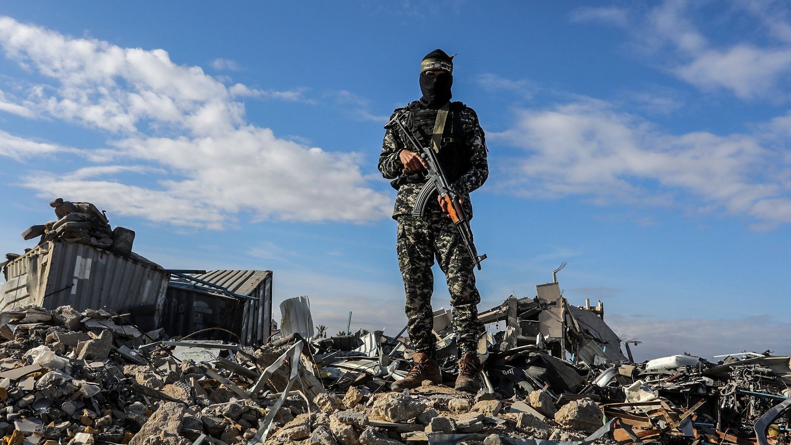 Ein Kämpfer der Al-Kassam-Brigaden, des militärischen Flügels der Hamas, steht in der Nähe von Ruinen Wache, während israelische Geiseln an Vertreter des Internationalen Komitees vom Roten Kreuz (IKRK) übergeben werden. (Archivbild)Foto: dpa/Abed Rahim Khatib Ein Kämpfer der Al-Kassam-Brigaden, des militärischen Flügels der Hamas, steht in der Nähe von Ruinen Wache, während israelische Geiseln an Vertreter des Internationalen Komitees vom Roten Kreuz (IKRK) übergeben werden. (Archivbild)Foto: dpa/Abed Rahim Khatib