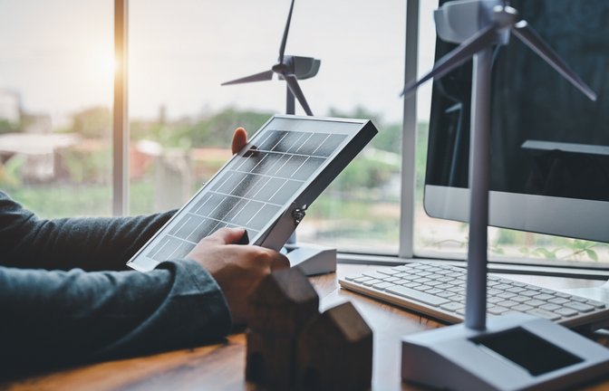 Windräder sind ein Beispiel für die Dekarbonisierung.<span class='image-autor'>Foto: Sorn340 Studio Images / shutterstock.com</span>