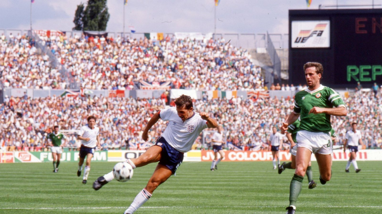 14 Jahre später finden bei der EM 1988 zwei Spiele in Stuttgart statt: In der Vorrunde gewinnt Irland das Inselduell gegen England um Gary Lineker (links) mit 1:0 – am Ende scheiden aber beide Teams aus.Foto: Baumann