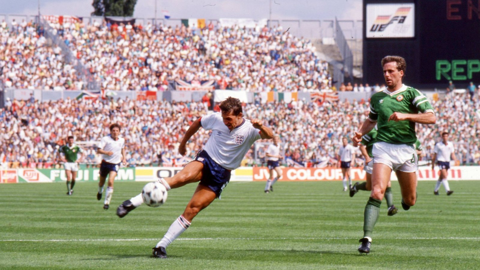 14 Jahre später finden bei der EM 1988 zwei Spiele in Stuttgart statt: In der Vorrunde gewinnt Irland das Inselduell gegen England um Gary Lineker (links) mit 1:0 – am Ende scheiden aber beide Teams aus.Foto: Baumann
