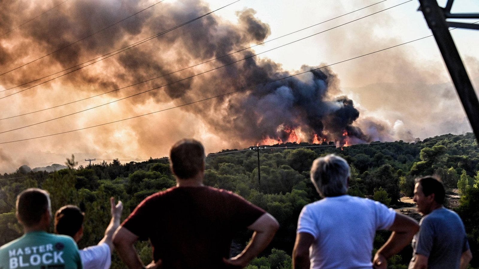 Loutraki, Griechenland, am Abend des 18. Juli 2023: Waldbrände suchen die Region heim.Foto: Imago/ANE Edition/Agenturfoto Loutraki, Griechenland, am Abend des 18. Juli 2023: Waldbrände suchen die Region heim.Foto: Imago/ANE Edition/Agenturfoto