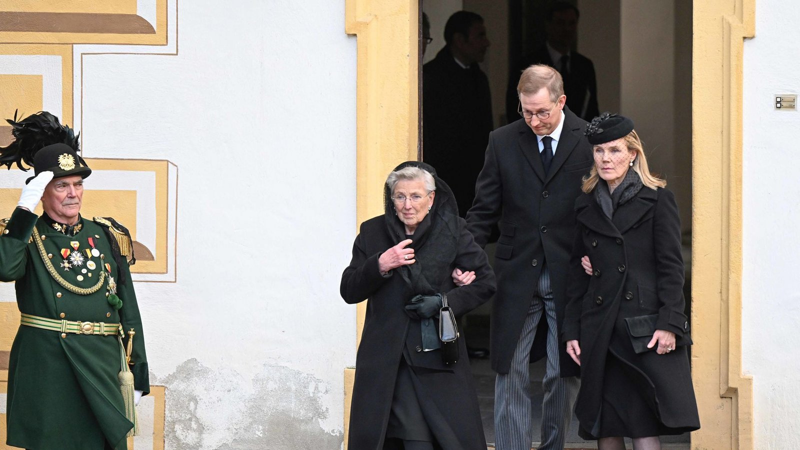 Valerie, die Witwe des verstorbenen Markgrafen, Markgraf Bernhard und seine Frau Stephanie (rechts).Foto: dpa/Bernd Weißbrod Valerie, die Witwe des verstorbenen Markgrafen, Markgraf Bernhard und seine Frau Stephanie (rechts).Foto: dpa/Bernd Weißbrod