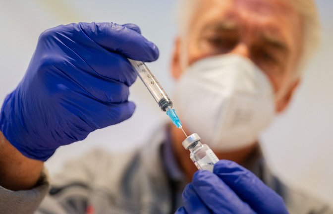 An die Omikron-Variante angepasste Impfstoffe sind bereits zugelassen – aber nicht für alle bringen sie echte Vorteile.<span class='image-autor'>Foto: dpa/Julian Stratenschulte</span>