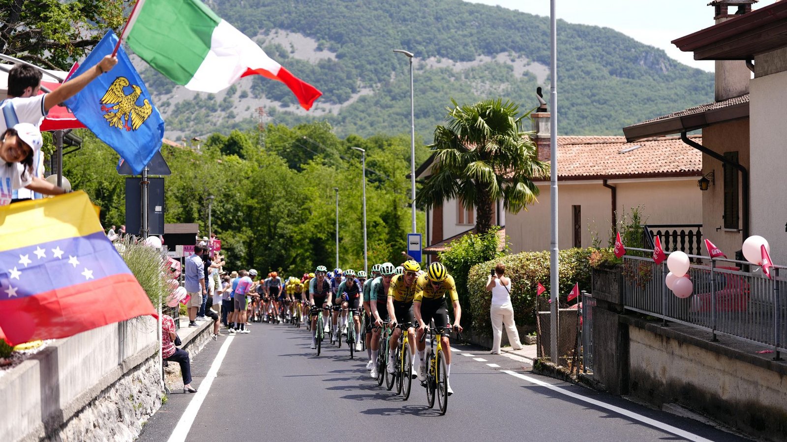 Das Peloton auf der 20. Etappe des Giro d’Italia.Foto: Fabio Ferrari/LaPresse/AP/dpa