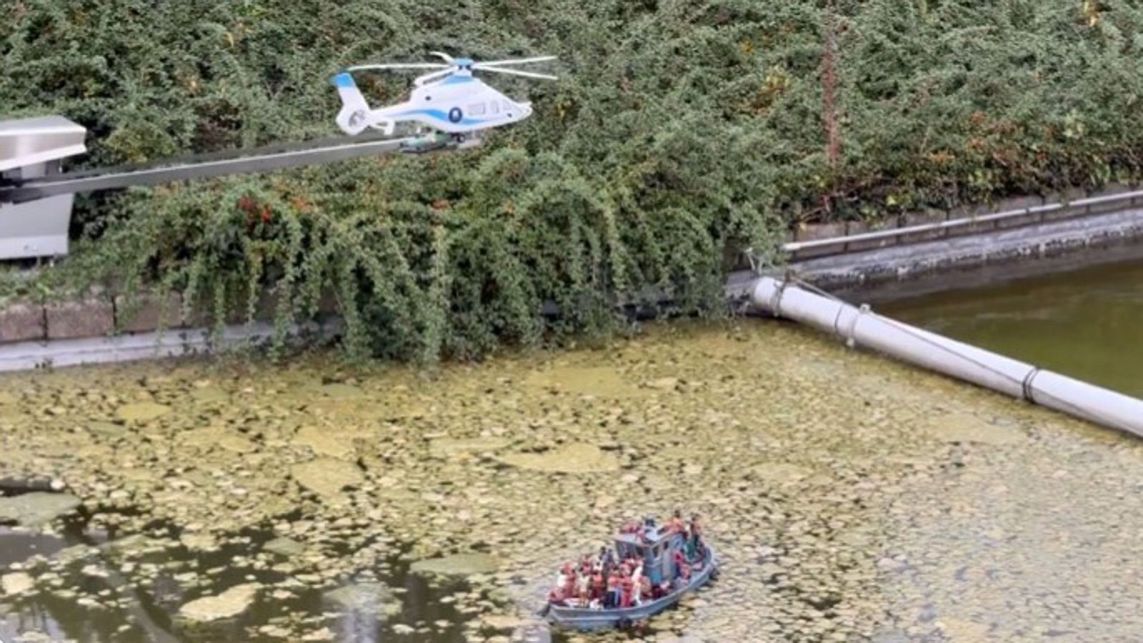 Der Stein des Anstoßes. Eine Installation im Mini-Europa-Park in Brüssel zeigt die Rettung von Migranten.Foto: Screenshot X/Screenshot X Der Stein des Anstoßes. Eine Installation im Mini-Europa-Park in Brüssel zeigt die Rettung von Migranten.Foto: Screenshot X/Screenshot X