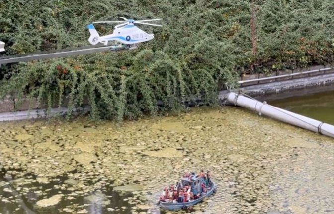 Der Stein des Anstoßes. Eine Installation im Mini-Europa-Park in Brüssel zeigt die Rettung von Migranten.<span class='image-autor'>Foto: Screenshot X/Screenshot X</span>