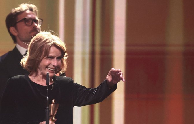 Senta Berger (vorne), Schauspielerin, erhält den Preis für die Beste Weibliche Hauptrolle.<span class='image-autor'>Foto: Christoph Soeder/dpa/Christoph Soeder</span>