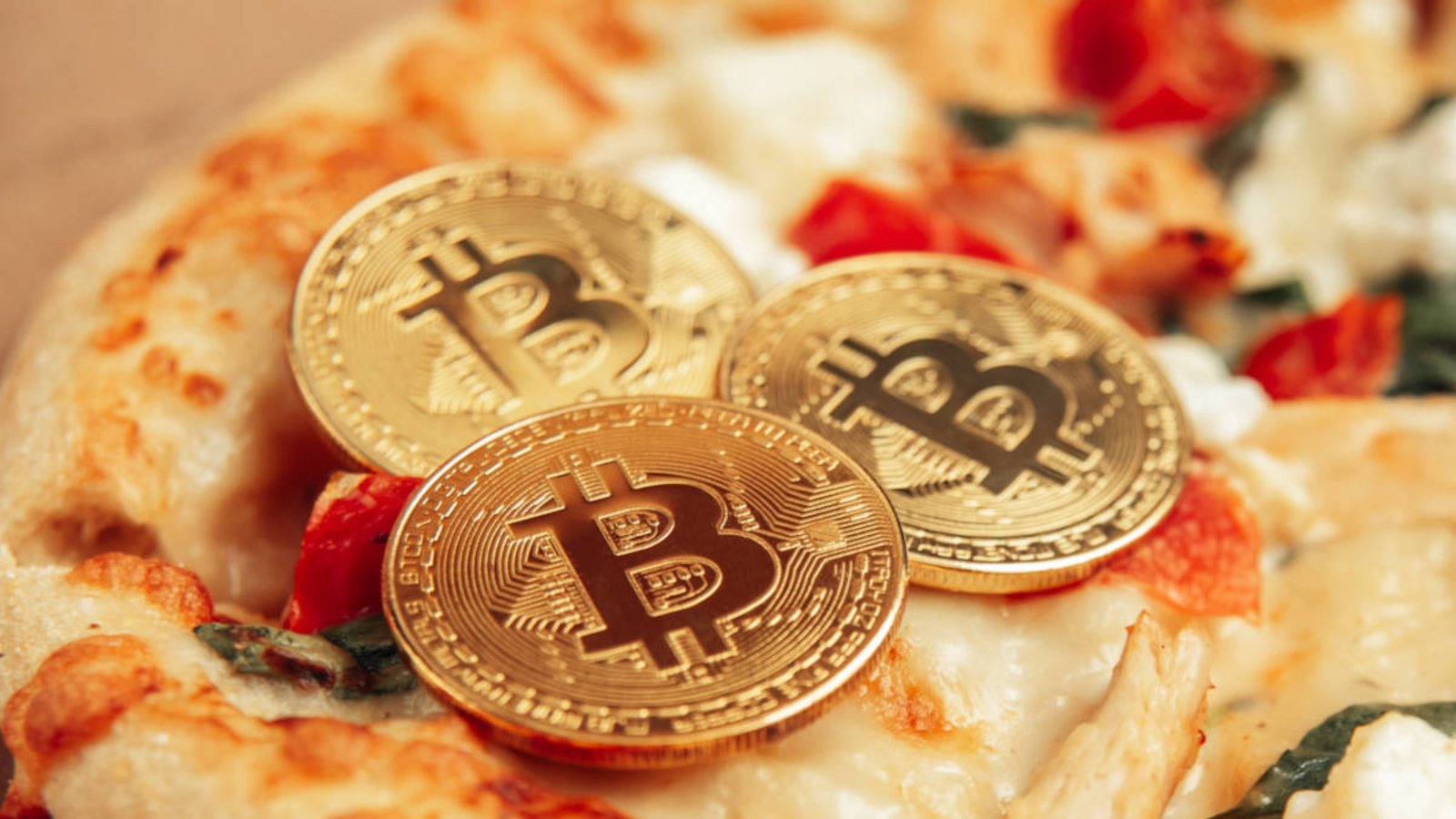 Am 22. Mai 2010 wurde mit 10.000 Bitcoin erstmals eine reale Ware (zwei Pizzen) bezahlt. Mehr zu dem legendären Deal & warum er heute als Meilenstein für Kryptowährungen gilt.Foto: Serenko Natalia / Shutterstock.com Am 22. Mai 2010 wurde mit 10.000 Bitcoin erstmals eine reale Ware (zwei Pizzen) bezahlt. Mehr zu dem legendären Deal & warum er heute als Meilenstein für Kryptowährungen gilt.Foto: Serenko Natalia / Shutterstock.com