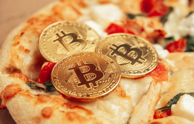 Am 22. Mai 2010 wurde mit 10.000 Bitcoin erstmals eine reale Ware (zwei Pizzen) bezahlt. Mehr zu dem legendären Deal & warum er heute als Meilenstein für Kryptowährungen gilt.<span class='image-autor'>Foto: Serenko Natalia / Shutterstock.com</span>