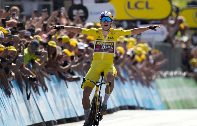 Der Belgier Wout Van Aert (M) vom Team Jumbo-Visma jubelt im Gelben Trikot über seinen Sieg auf der 4. Etappe.<span class='image-autor'>Foto: Thibault Camus/AP/dpa</span>