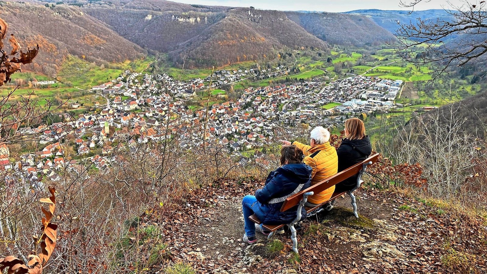 Wanderer am Kammfelsen mit Blick auf OberlenningenFoto: /Panitz Wanderer am Kammfelsen mit Blick auf OberlenningenFoto: /Panitz