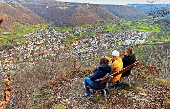 Wanderer am Kammfelsen mit Blick auf Oberlenningen<span class='image-autor'>Foto: /Panitz</span>