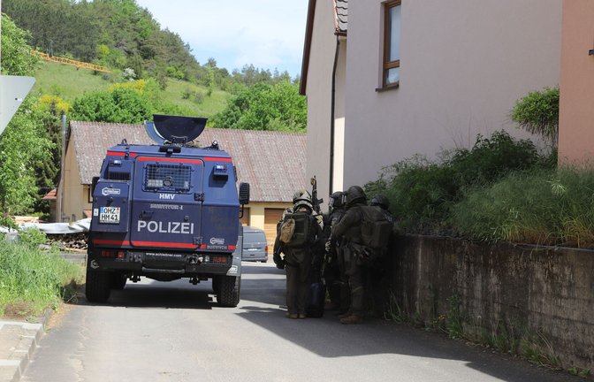 Im Schutz eines in Niedersachsen ausgeliehenen Panzerfahrzeuges gehen SEK-Beamte im vergangenen Sommer bei einer Razzia in Boxberg-Bobstadt gegen einen mutmaßlichen Reichsbürger vor.<span class='image-autor'>Foto: Franz Feyder/StN</span>