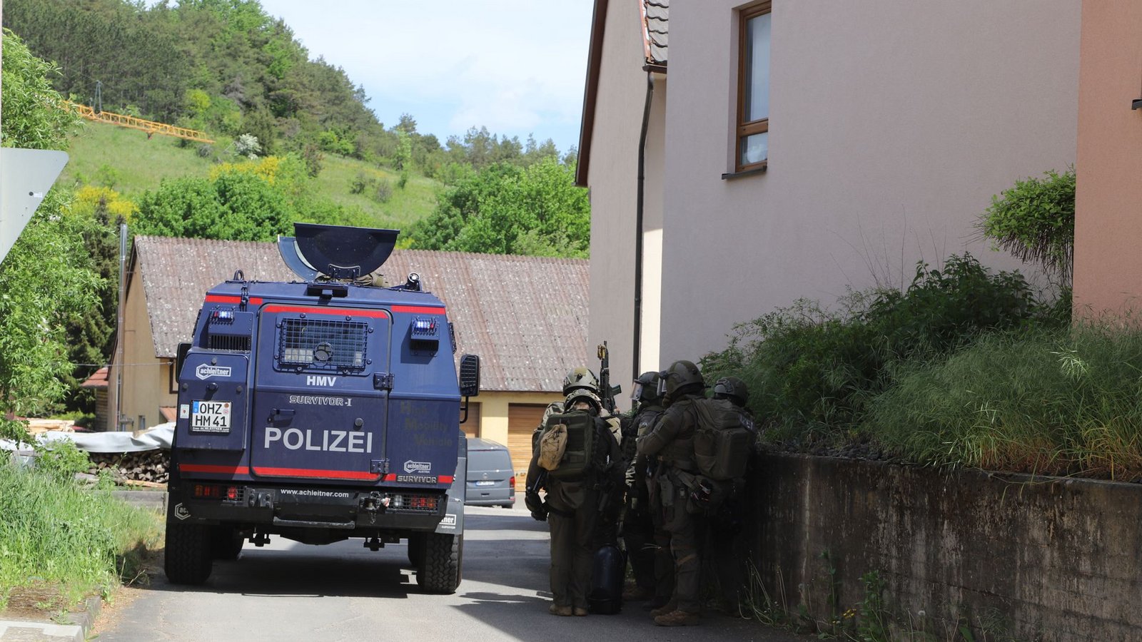 Im Schutz eines in Niedersachsen ausgeliehenen Panzerfahrzeuges gehen SEK-Beamte im vergangenen Sommer bei einer Razzia in Boxberg-Bobstadt gegen einen mutmaßlichen Reichsbürger vor.Foto: Franz Feyder/StN