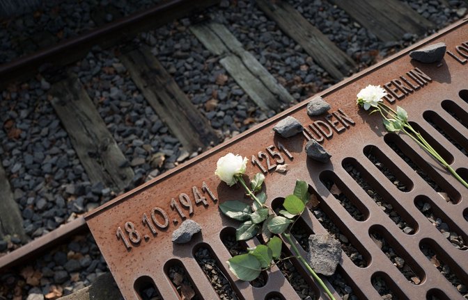 Lebt der Antisemitismus wieder auf? An der Rampe des  S-Bahnhofs Grunewald erinnern Gedenktafeln an die Deportation der Berliner Juden.<span class='image-autor'>Foto: dpa/Jörg Carstensen</span>