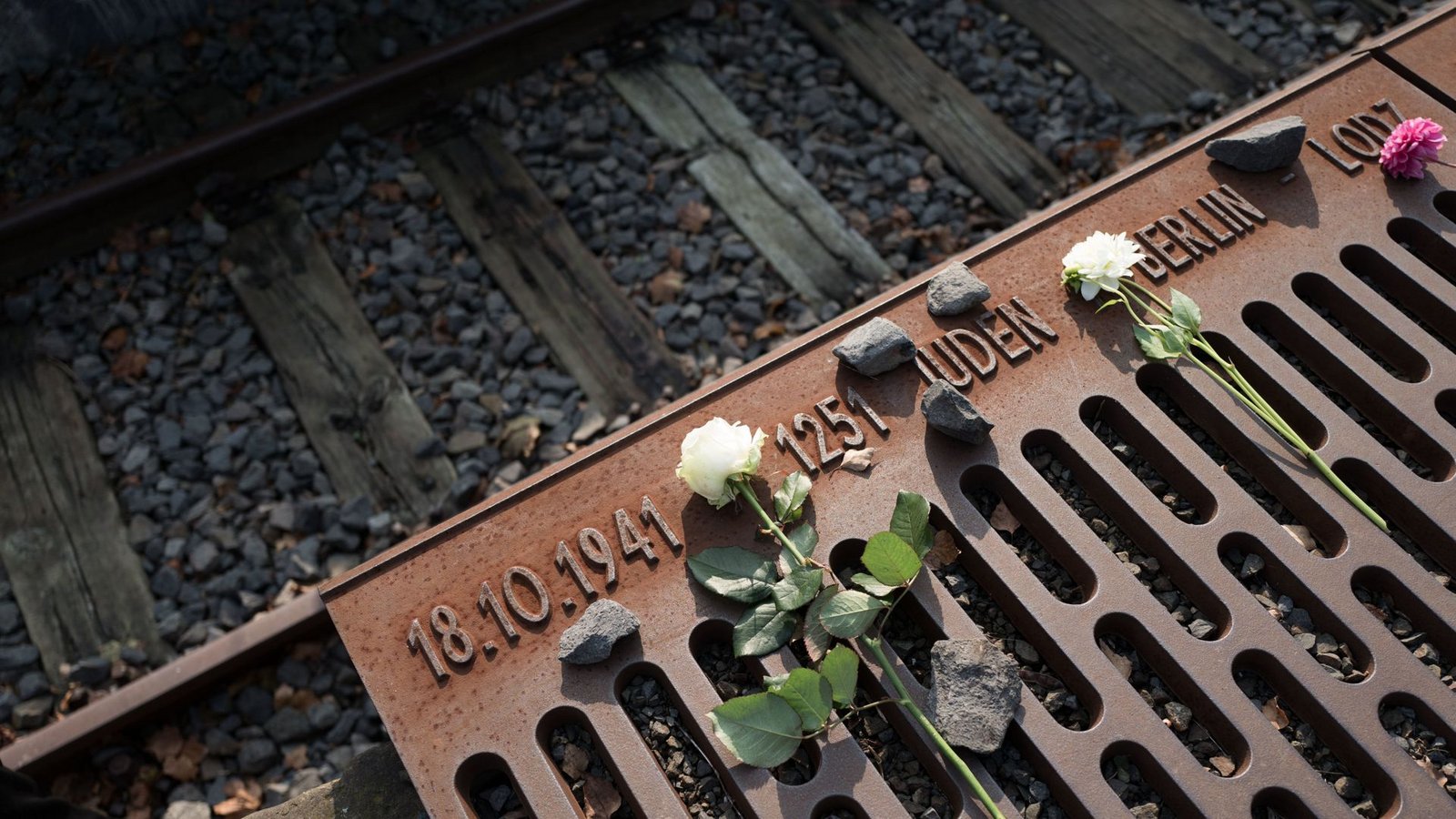 Lebt der Antisemitismus wieder auf? An der Rampe des  S-Bahnhofs Grunewald erinnern Gedenktafeln an die Deportation der Berliner Juden.Foto: dpa/Jörg Carstensen