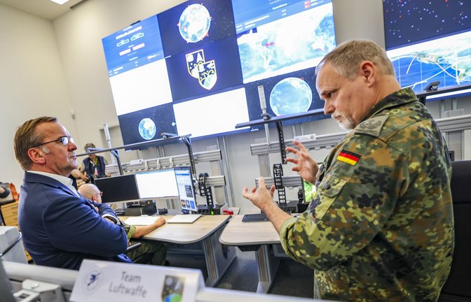 Verteidigungsminister Pistorius beim Besuch des Weltraumkommandos in Uedem: Deutschland besitzt aktuell keine Weltraumwaffen.<span class='image-autor'>Foto: dpa/Christoph Reichwein</span>