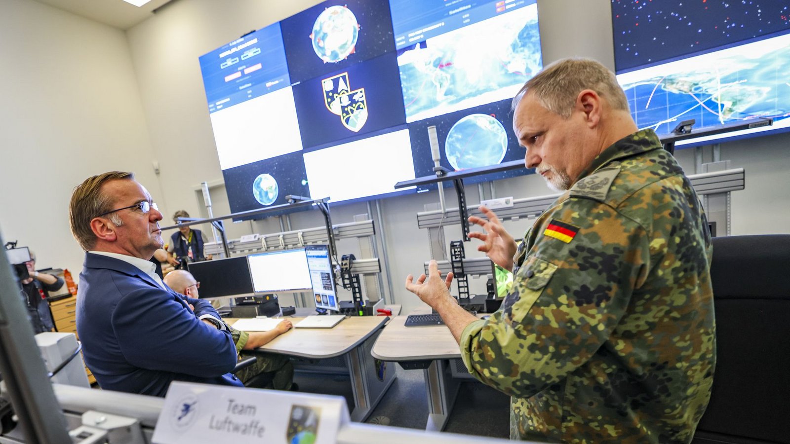 Verteidigungsminister Pistorius beim Besuch des Weltraumkommandos in Uedem: Deutschland besitzt aktuell keine Weltraumwaffen.Foto: dpa/Christoph Reichwein