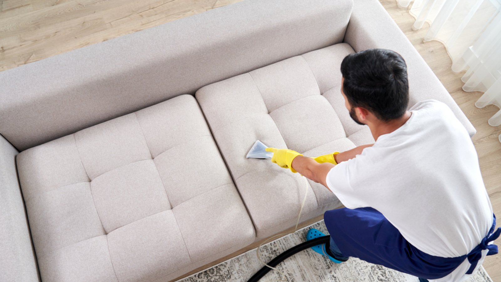 Mit einem Waschsauger wird das Sofa schneller und gründlicher sauber.Foto: mariakray / shutterstock.com Mit einem Waschsauger wird das Sofa schneller und gründlicher sauber.Foto: mariakray / shutterstock.com