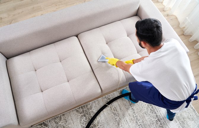 Mit einem Waschsauger wird das Sofa schneller und gründlicher sauber.<span class='image-autor'>Foto: mariakray / shutterstock.com</span>