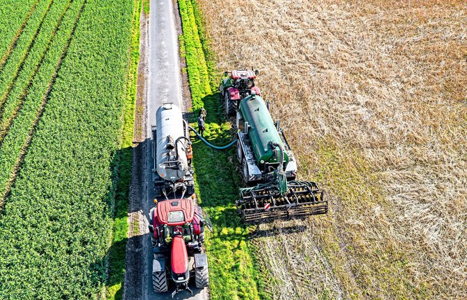 Mit der Gülle kommt Nitrat aufs Feld – und später ins Grundwasser.<span class='image-autor'>Foto: imago/Countrypixel</span>
