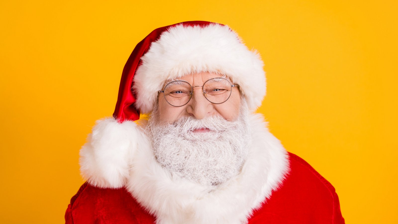 Erfahren Sie, warum der Weihnachtsmann rot ist und alles Wichtige zur Entstehung und Bedeutung des roten Gewands. Die Geschichte einfach erklärt.Foto: Roman Samborskyi / Shutterstock.com Erfahren Sie, warum der Weihnachtsmann rot ist und alles Wichtige zur Entstehung und Bedeutung des roten Gewands. Die Geschichte einfach erklärt.Foto: Roman Samborskyi / Shutterstock.com