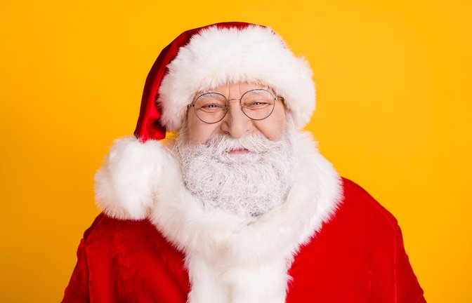 Erfahren Sie, warum der Weihnachtsmann rot ist und alles Wichtige zur Entstehung und Bedeutung des roten Gewands. Die Geschichte einfach erklärt.<span class='image-autor'>Foto: Roman Samborskyi / Shutterstock.com</span>