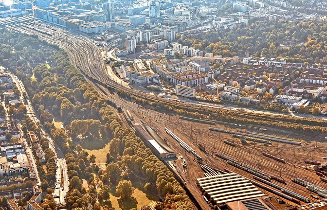 Links oben der Bahnhof, rechts unten die Rangierflächen – die dereinst frei werdenden Gleisflächen sollen städtebaulich genutzt werden.<span class='image-autor'>Foto: Kilgus</span>